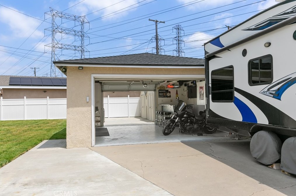 5737 Rocket St, Lakewood CA  90713-1077 exterior
