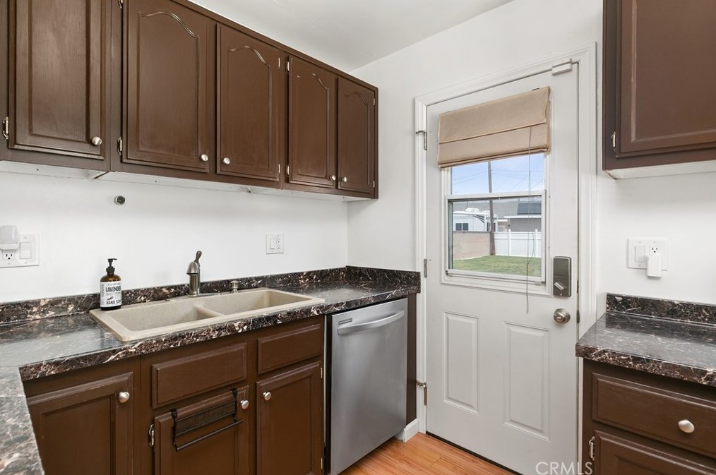 5737 Rocket St, Lakewood CA  90713-1077 exterior