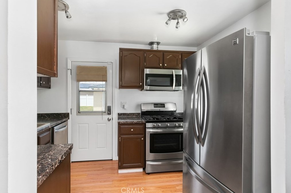 5737 Rocket St, Lakewood CA  90713-1077 exterior