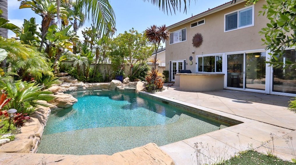 6671 Crista Palma Dr, Huntington Beach CA  92647-6665 exterior