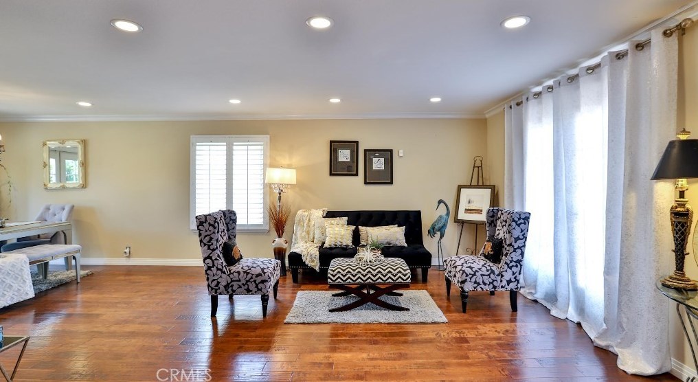 6671 Crista Palma Dr, Huntington Beach CA  92647-6665 exterior