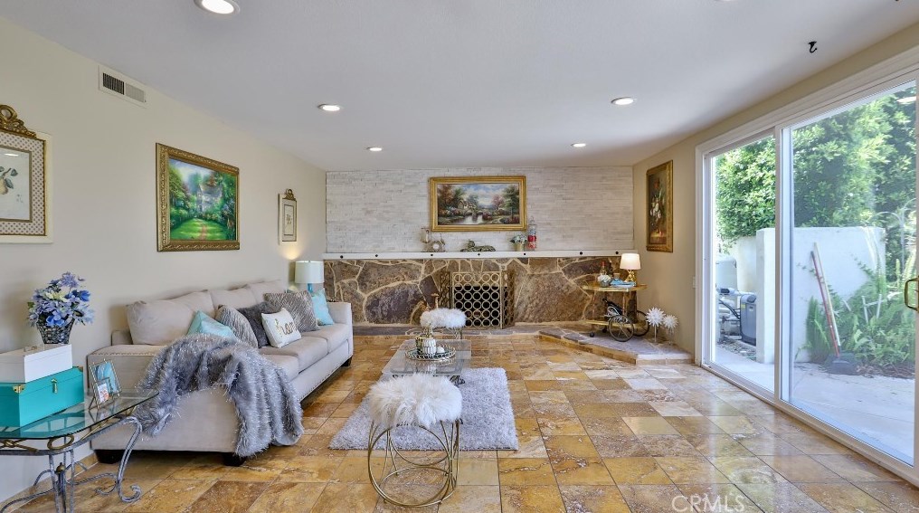6671 Crista Palma Dr, Huntington Beach CA  92647-6665 exterior