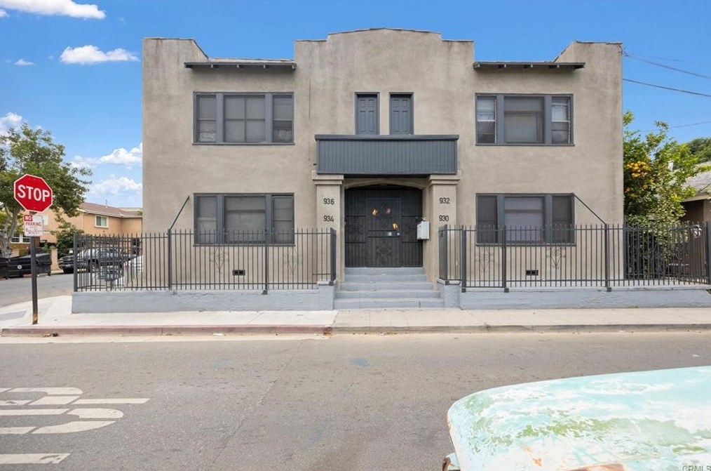 930 11th St, Long Beach CA  90813-3577 exterior