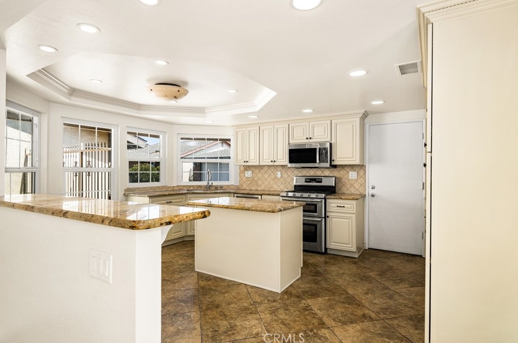 2100 Wellington Ave, Santa Ana CA 92701-3183 exterior