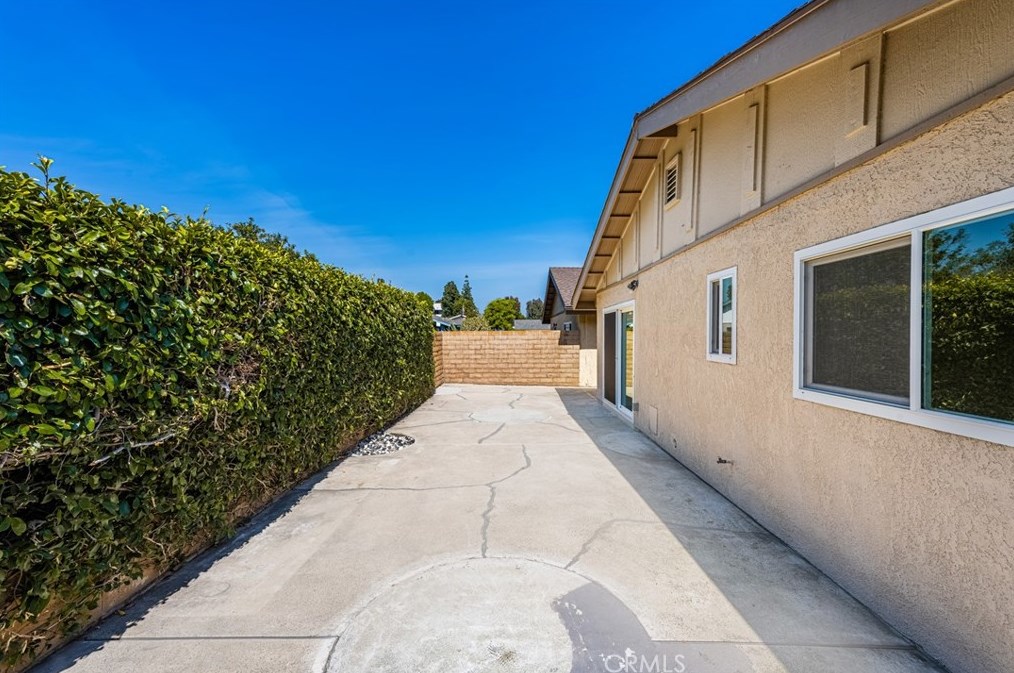 2100 Wellington Ave, Santa Ana CA 92701-3183 exterior