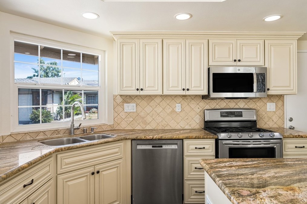 2100 Wellington Ave, Santa Ana CA 92701-3183 exterior