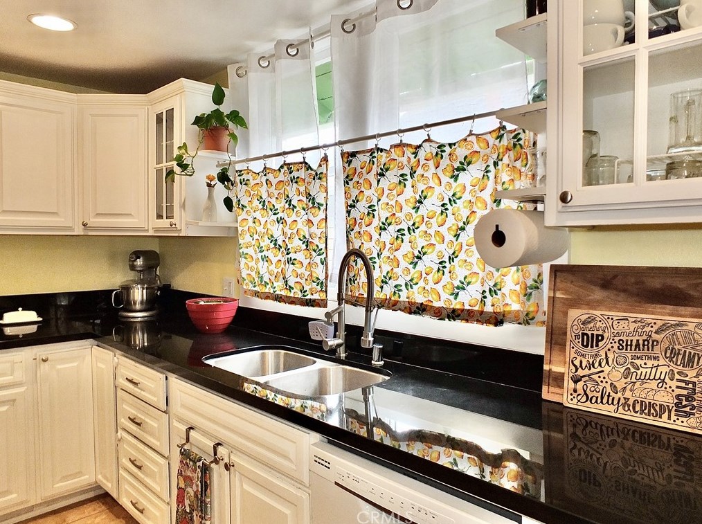 742 Toledo Walk, Long Beach CA  90813-4915 exterior