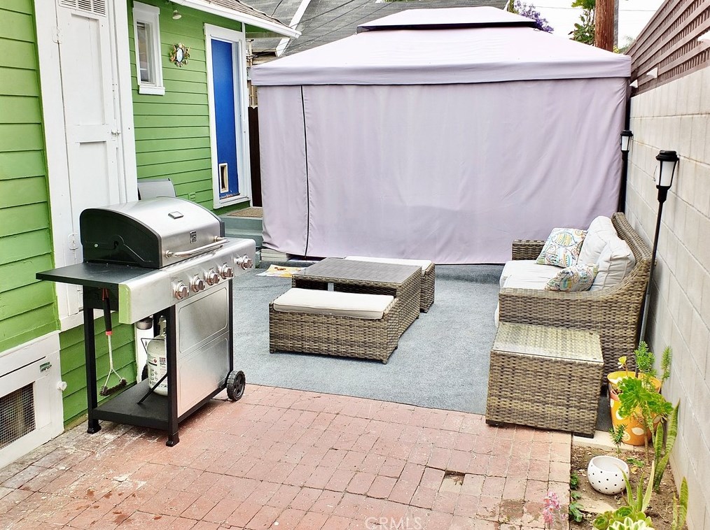 742 Toledo Walk, Long Beach CA  90813-4915 exterior