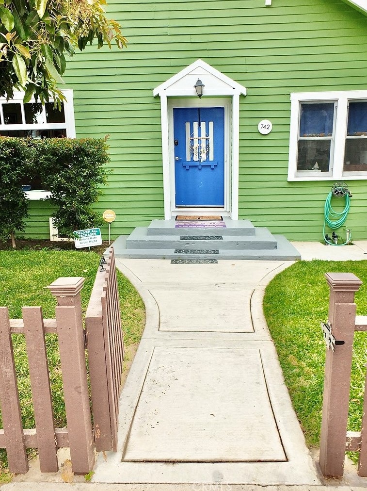 742 Toledo Walk, Long Beach CA  90813-4915 exterior