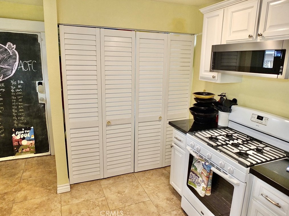 742 Toledo Walk, Long Beach CA  90813-4915 exterior