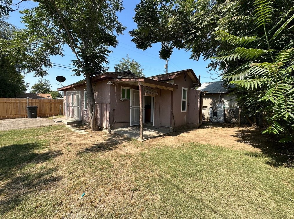 515 Crawford St, Bakersfield CA  93305-2610 exterior