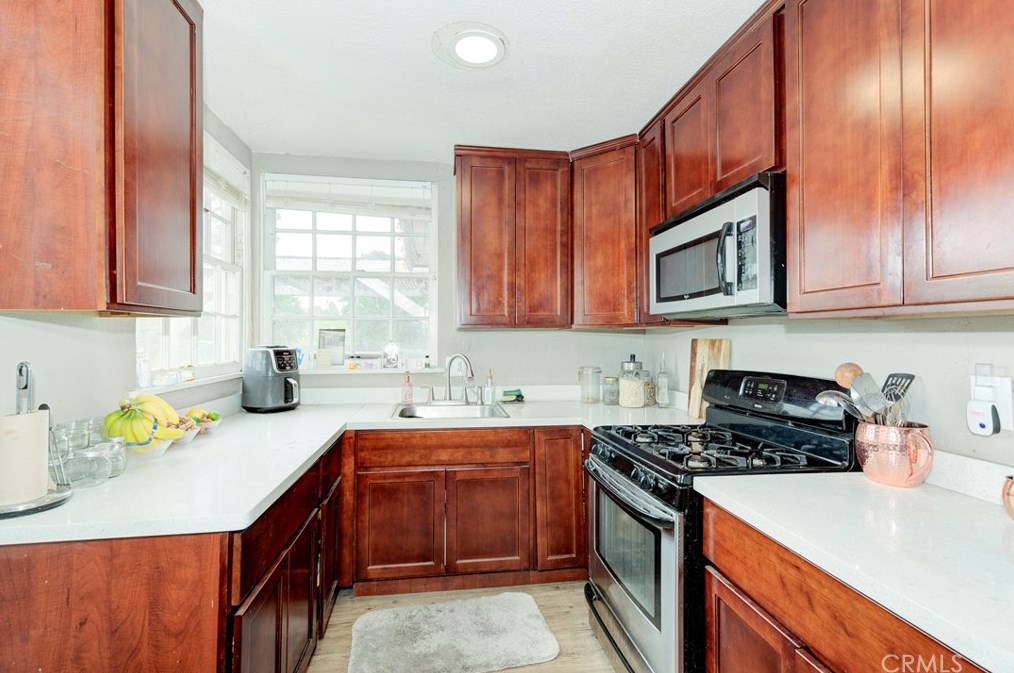 10232 Keller Ave, Riverside CA 92503-2202 exterior