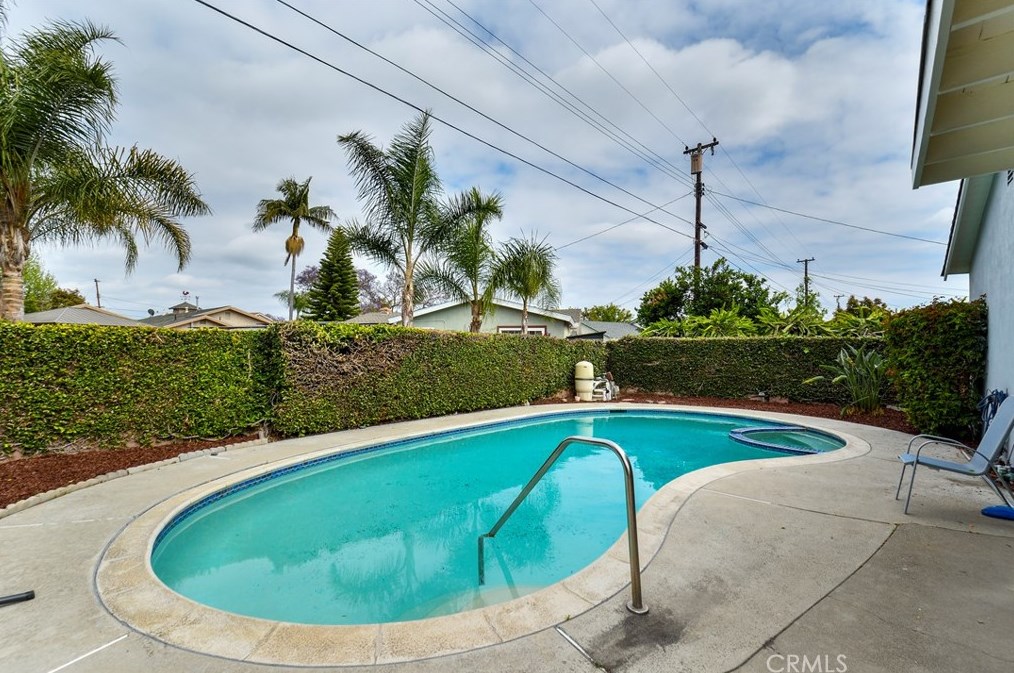 808 Westchester Dr, Anaheim CA 92804-3030 exterior