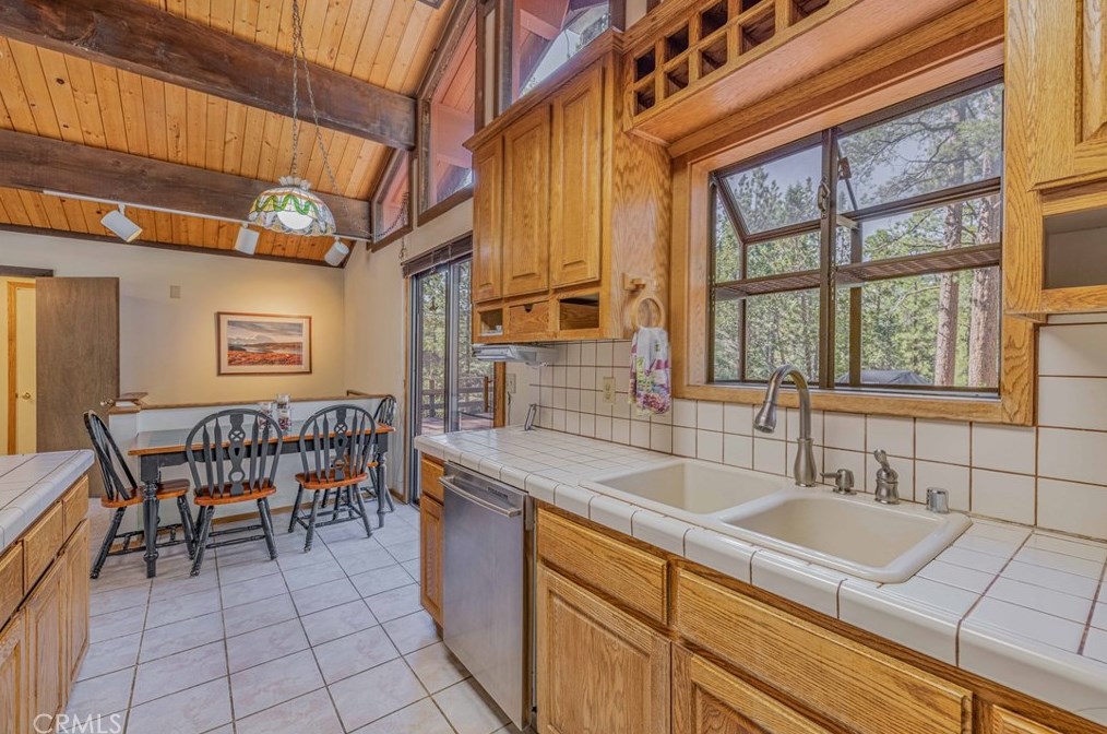 913 Mtn Ln, Big Bear City CA  92314-9110 exterior