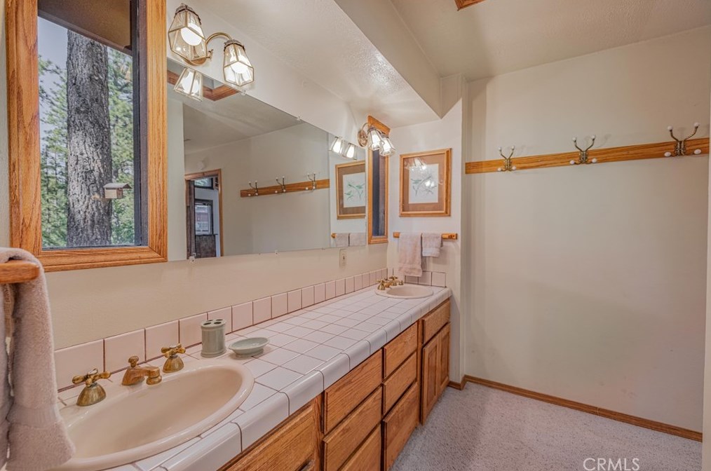 913 Mtn Ln, Big Bear City CA  92314-9110 exterior