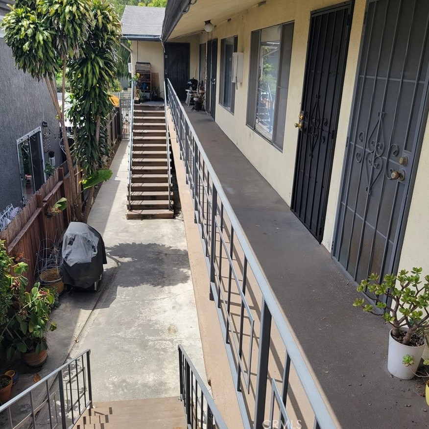 2449 5th St, Long Beach CA  90802-1607 exterior