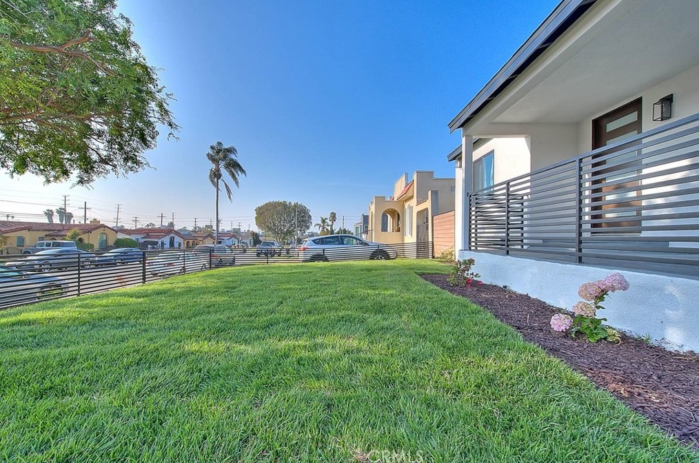 9236 Hobart Blvd, Los Angeles CA  90047-3820 exterior