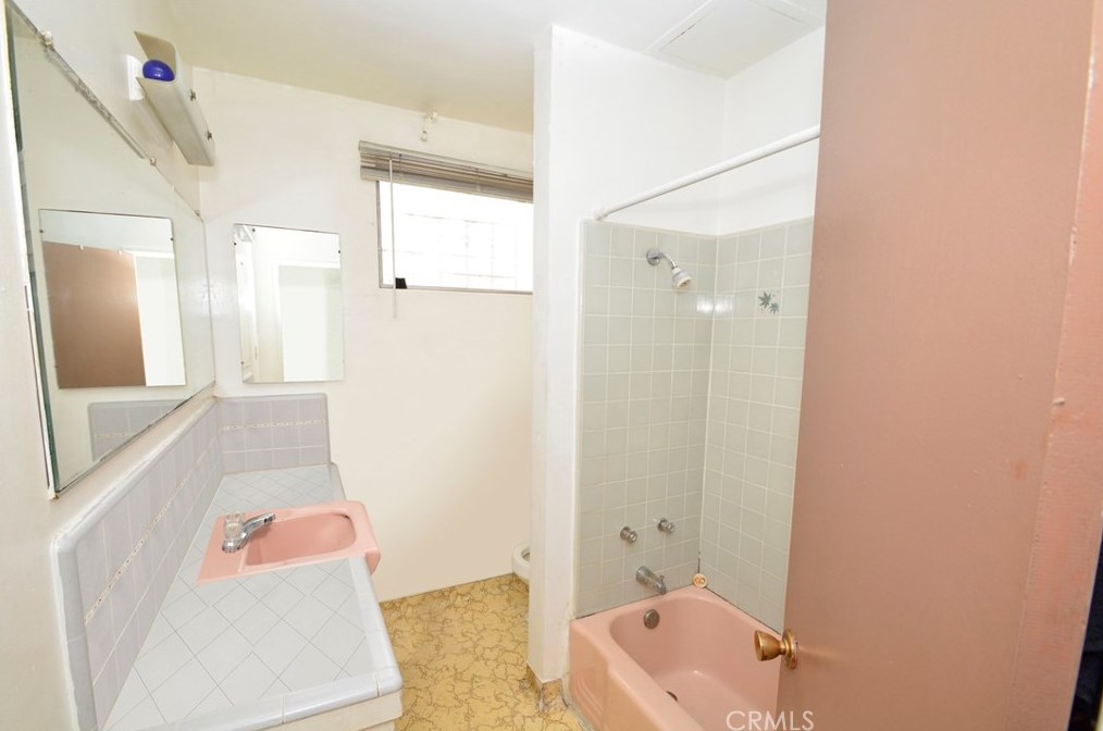 338 Elm Ave, Long Beach CA  90802-2425 exterior