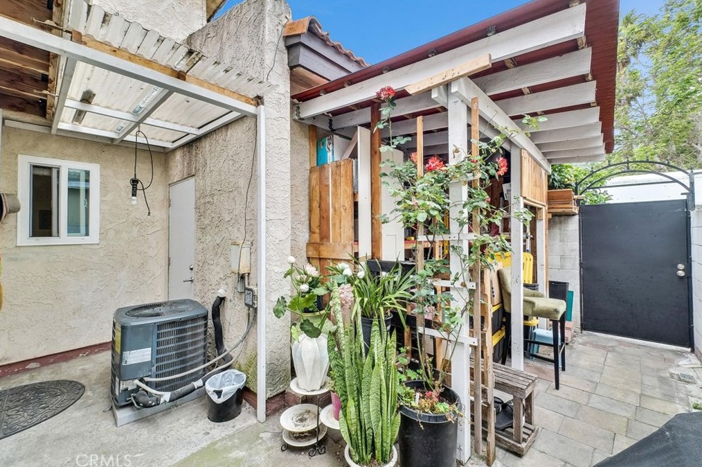 4323 1st St, Santa Ana CA  92703-4031 exterior