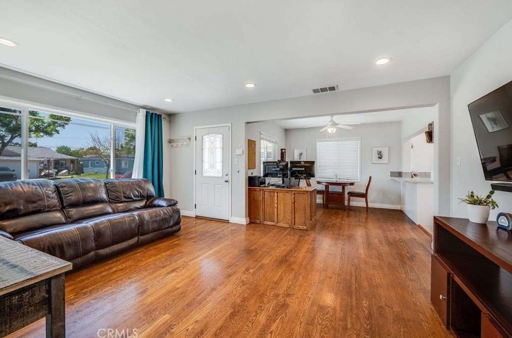 4624 Pixie Ave, Lakewood CA  90712-3620 exterior