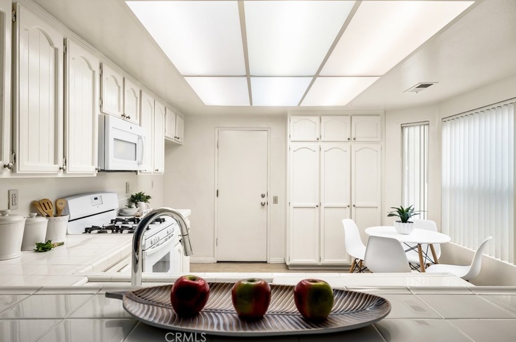 2044 Wellington Ave, Santa Ana CA 92701-3182 exterior