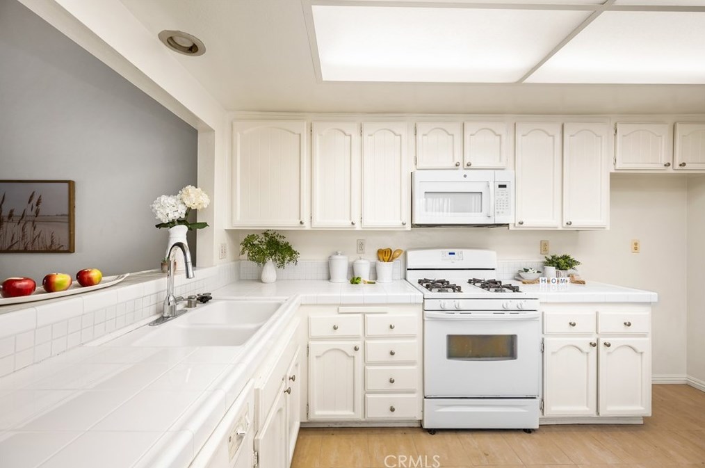 2044 Wellington Ave, Santa Ana CA 92701-3182 exterior