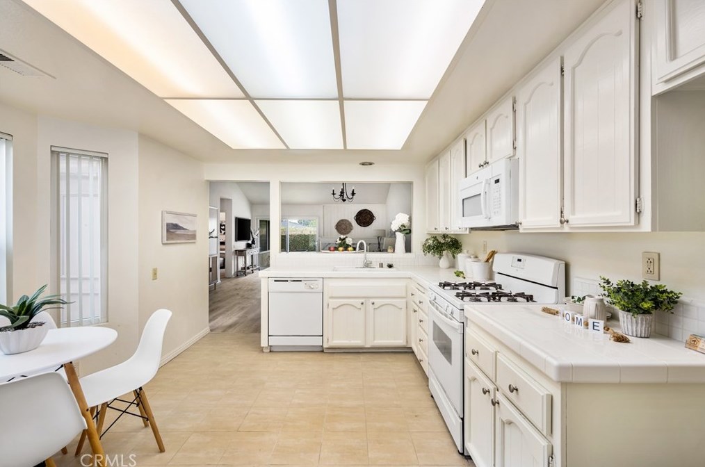 2044 Wellington Ave, Santa Ana CA 92701-3182 exterior