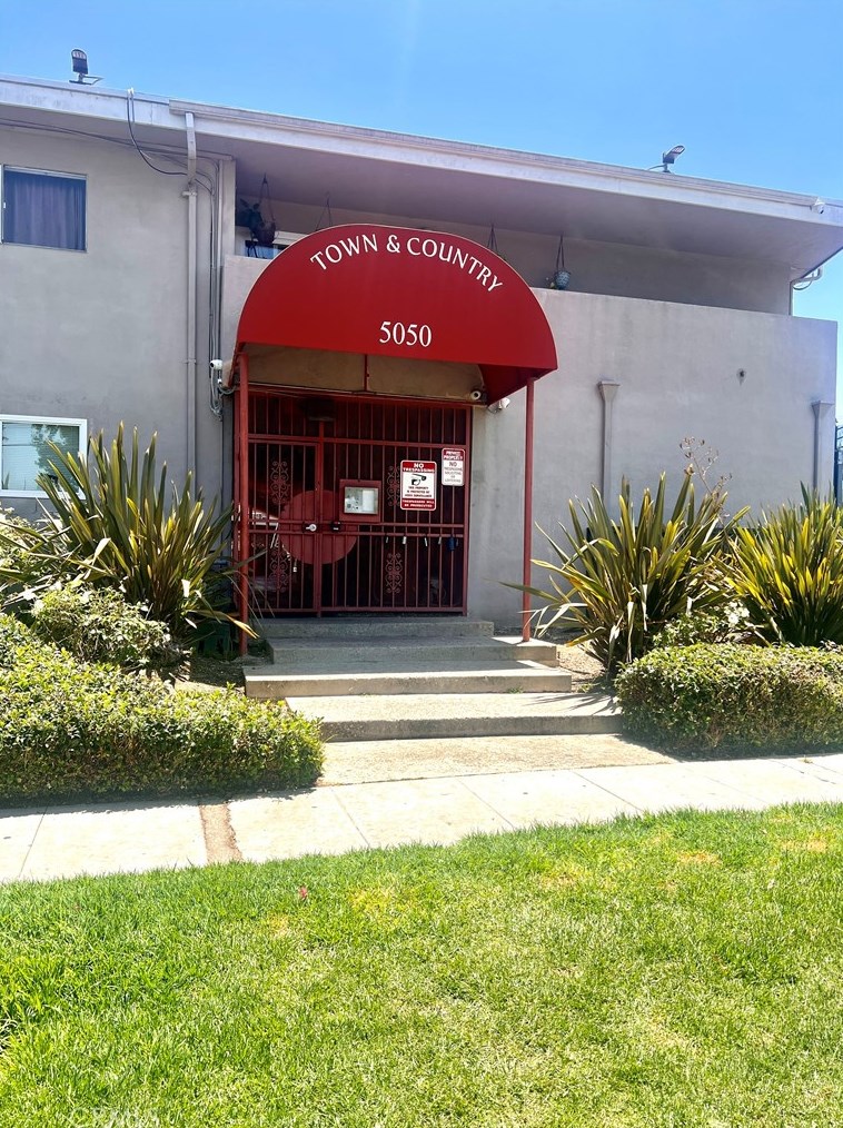 5050 Linden Ave, Long Beach CA  90805-6668 exterior