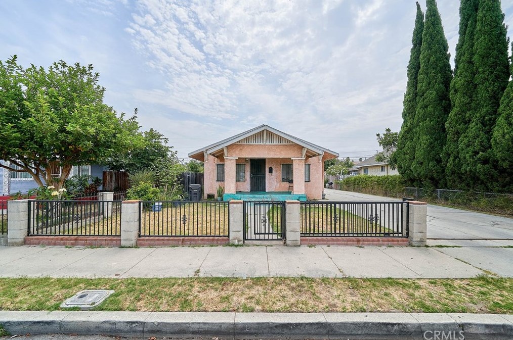 2120 Myrtle Ave, Long Beach CA  90806-4831 exterior