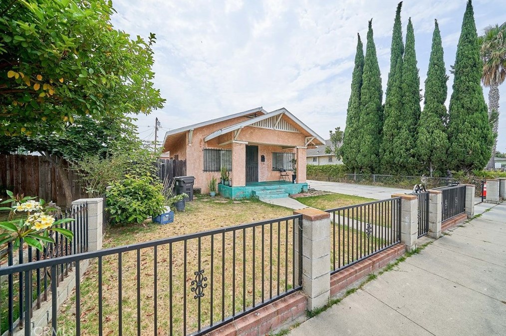 2120 Myrtle Ave, Long Beach CA  90806-4831 exterior