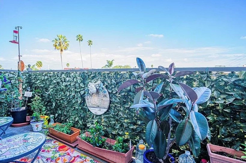 102 Manhattan Pl, Los Angeles CA  90004-7000 exterior