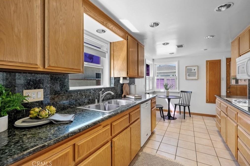 3929 Falcon Ave, Long Beach CA 90805-3648 exterior