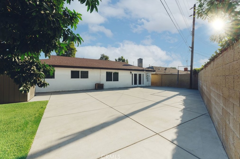 1425 Avalon Ave, Santa Ana CA 92705-7902 exterior