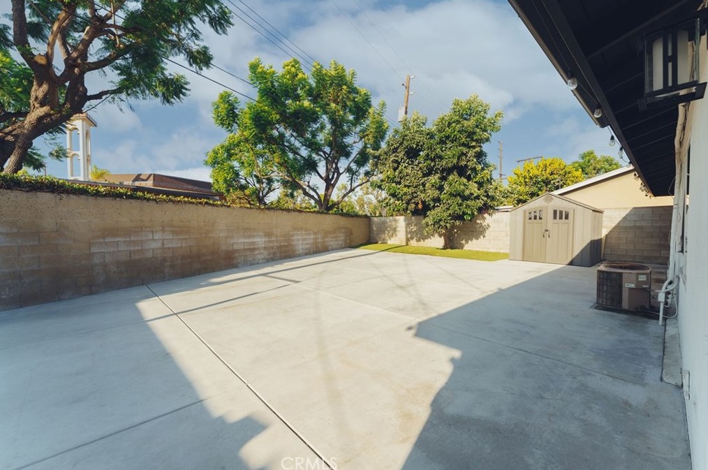 1425 Avalon Ave, Santa Ana CA 92705-7902 exterior