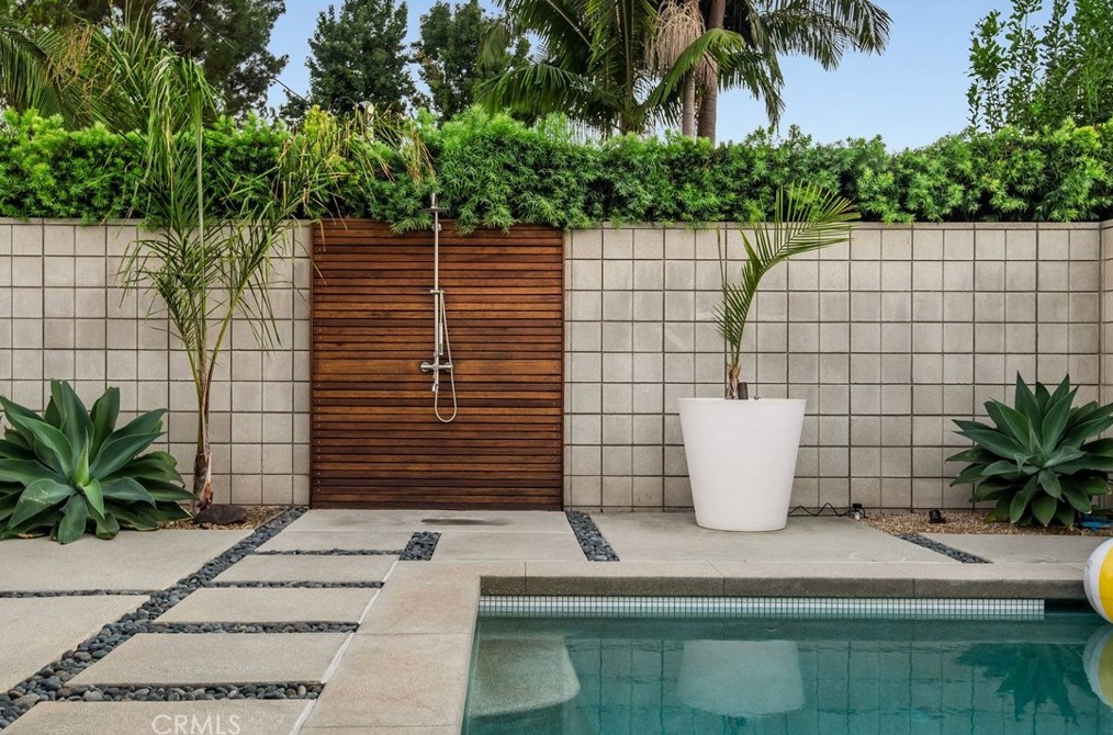 7146 Mezzanine Way, Long Beach CA  90808-4352 exterior