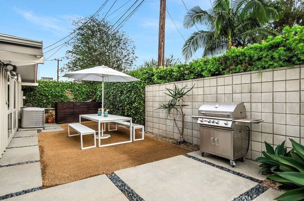 7146 Mezzanine Way, Long Beach CA  90808-4352 exterior