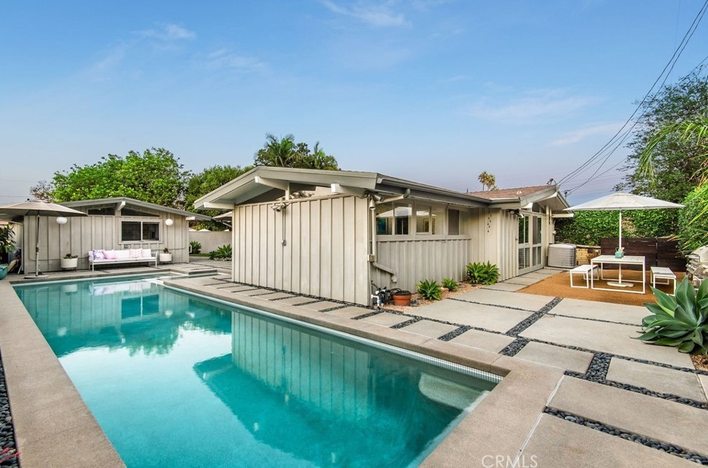 7146 Mezzanine Way, Long Beach CA  90808-4352 exterior