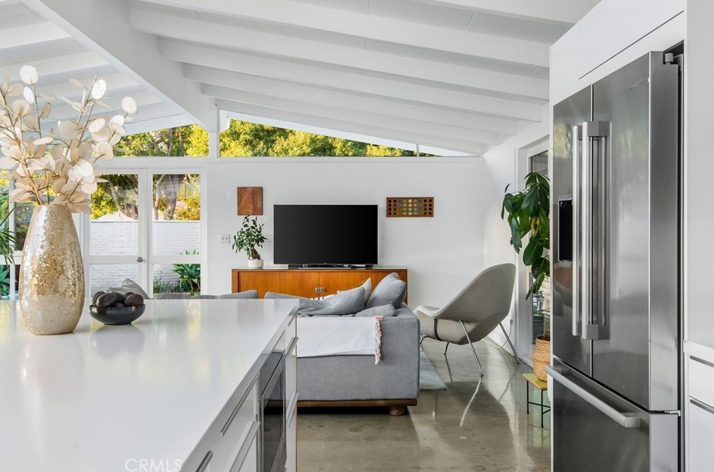 7146 Mezzanine Way, Long Beach CA  90808-4352 exterior