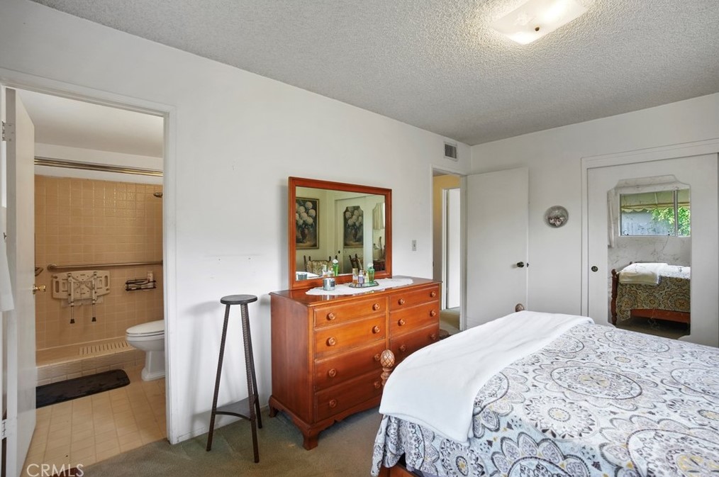 2218 Wright St, Santa Ana CA 92701-3240 exterior