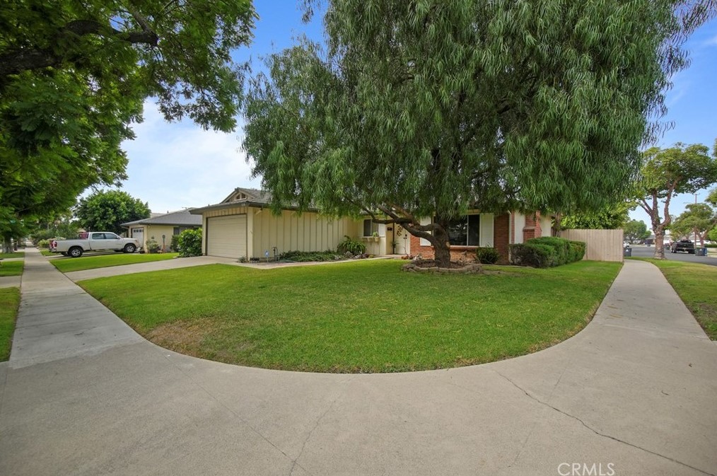 2218 Wright St, Santa Ana CA 92701-3240 exterior