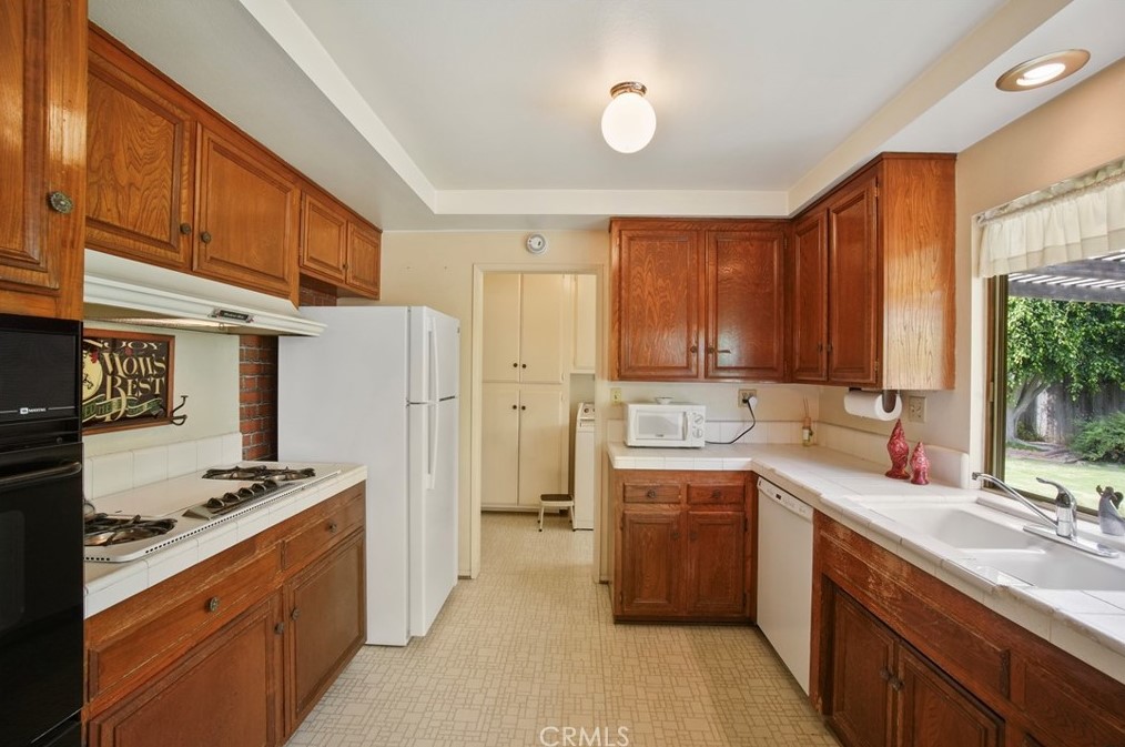 2218 Wright St, Santa Ana CA 92701-3240 exterior