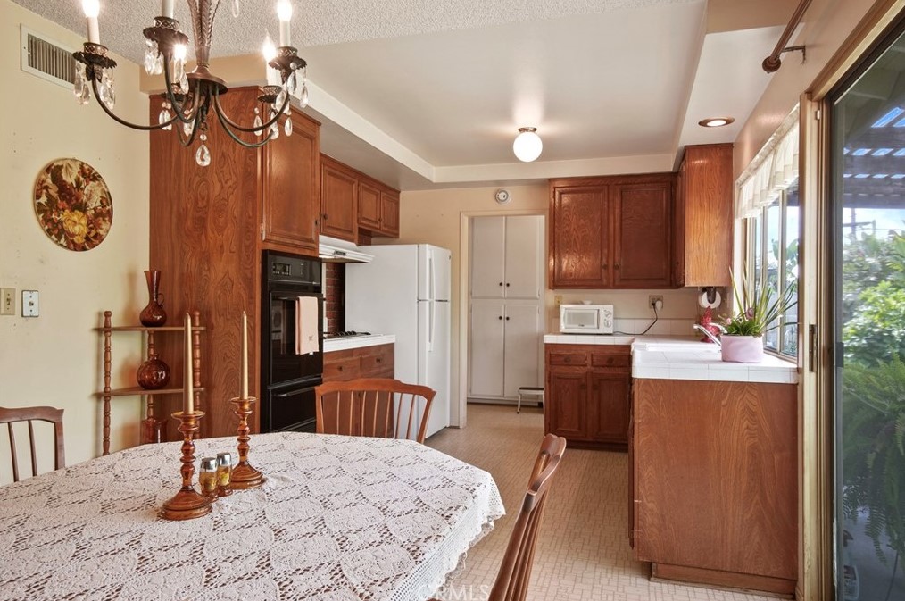 2218 Wright St, Santa Ana CA 92701-3240 exterior