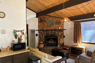 343 Holmes Ln, Sugarloaf, CA 92386 - Photo 5