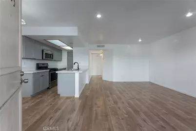 15946 Vanowen Street #103, Van Nuys, CA 91406 - Photo 3