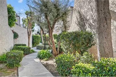 18360 Collins Street #E, Tarzana, CA 91356 - Photo 3