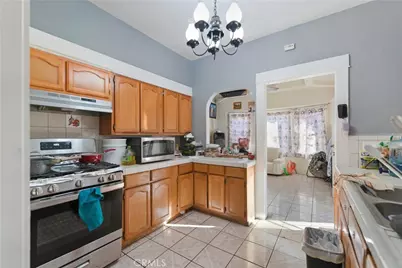 608 W 52nd, Los Angeles, CA 90037 - Photo 41