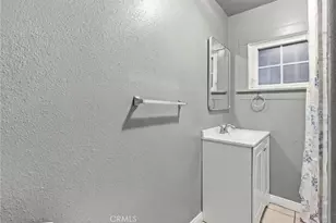 907 E 109th Pl, Los Angeles, CA 90059 - Photo 13