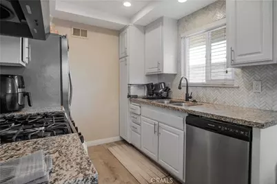 2423 Deodar, Santa Ana, CA 92705 - Photo 7