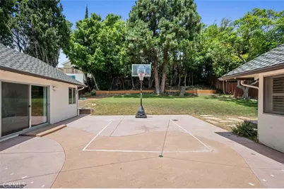 11365 Thurston Pl, Los Angeles, CA 90049 - Photo 23