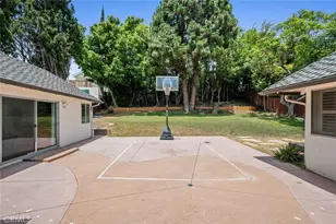11365 Thurston Pl, Los Angeles, CA 90049 - Photo 23